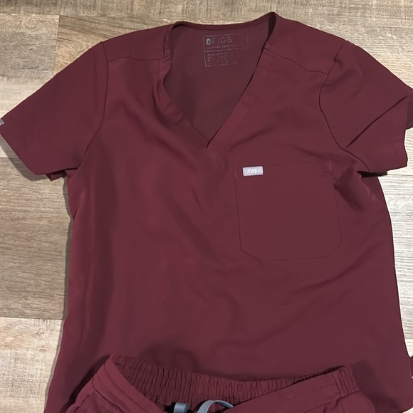FIGS yola Scrub Pants Limited color-burgundy. Catarina top. Both size small - Picture 3 of 3